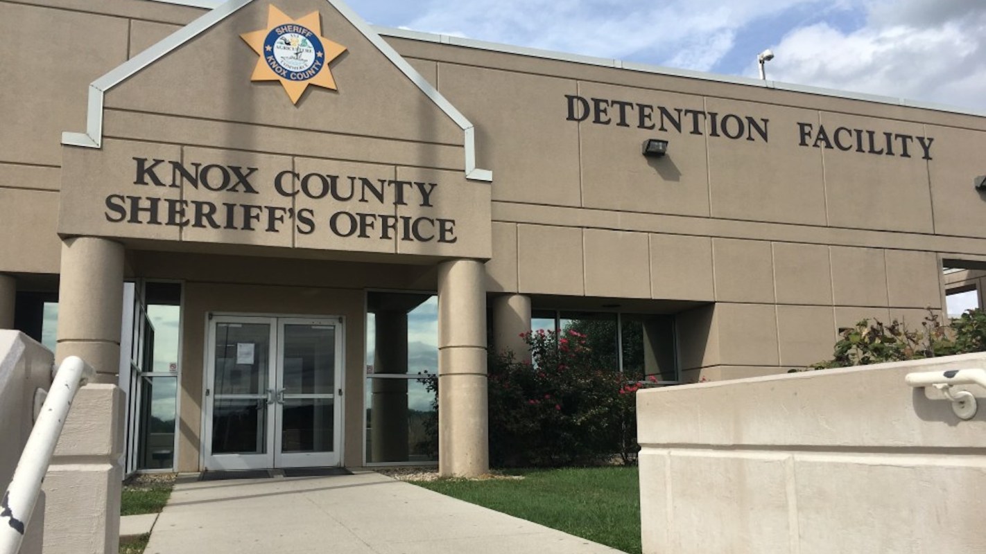 A building labeled "Knox County Sheriff's Office" with a detention facility sign.