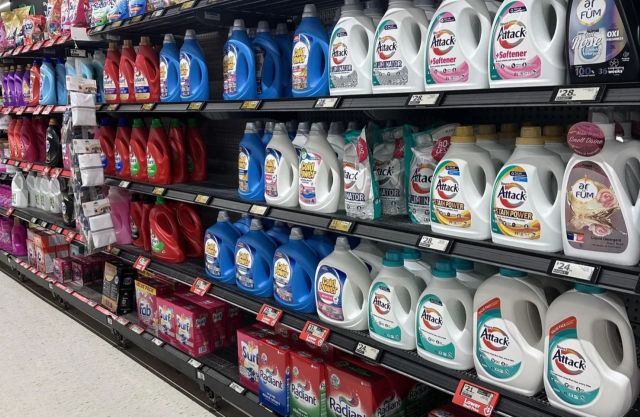 Liquid laundry detergent on grocery store shelves.
