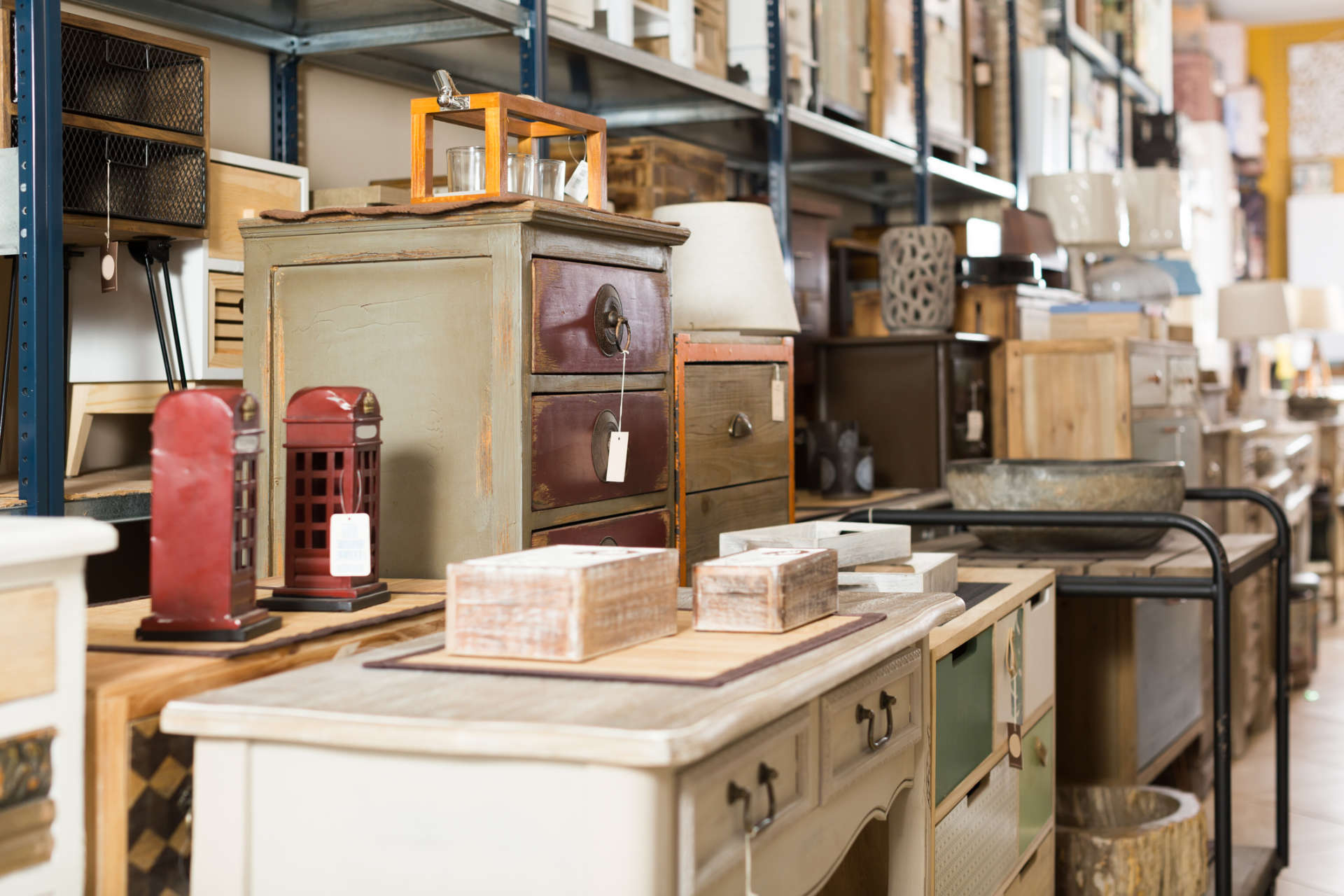 Shopping expert says a 'pinky test' can help spot the real thrift store treasures