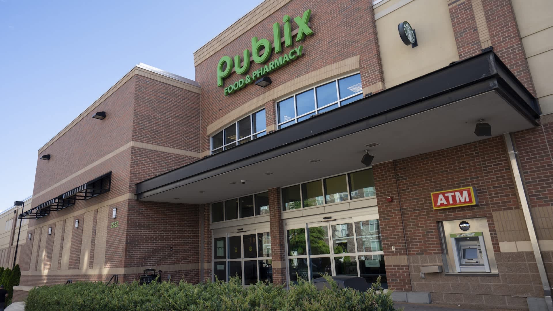 Publix feels the pressure as tighter budgets push shoppers toward cheaper stores...