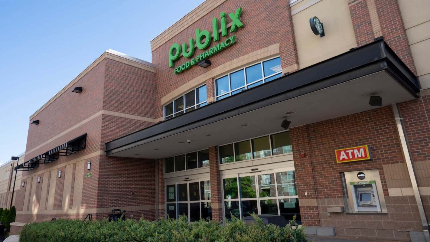A Publix grocery store entrance with an ATM and Starbucks sign above.