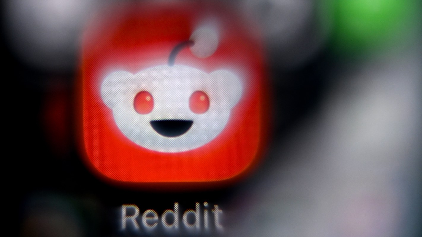 The Reddit app icon with a smiling mascot on a red background.