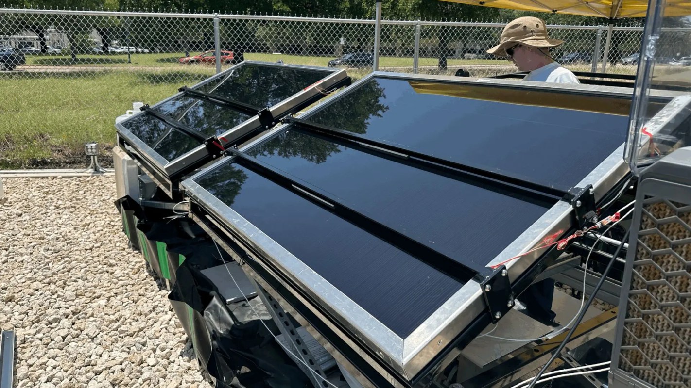 Hydrogen-producing solar modules.