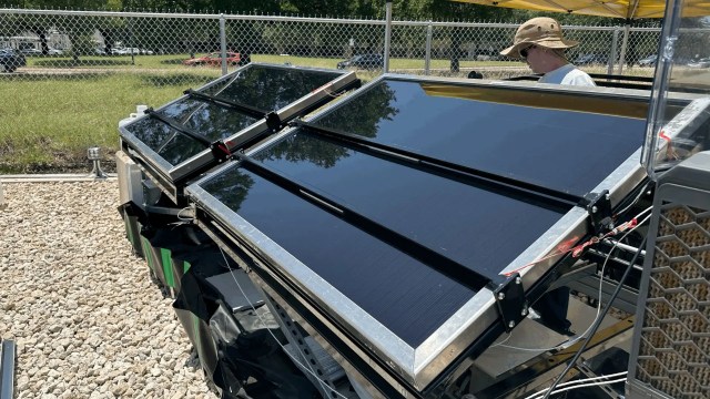 Hydrogen-producing solar modules.