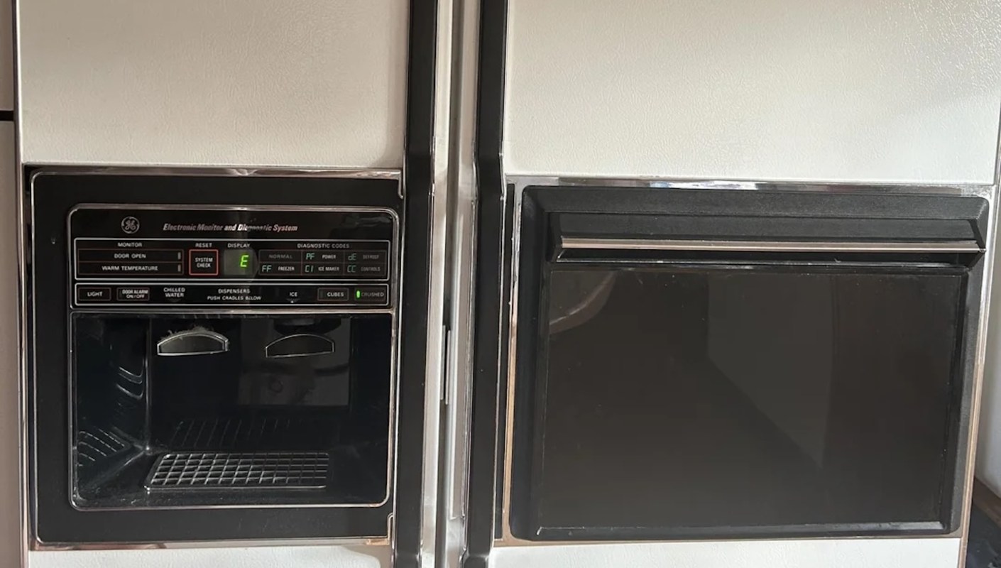A General Electric refrigerator from the '90s.
