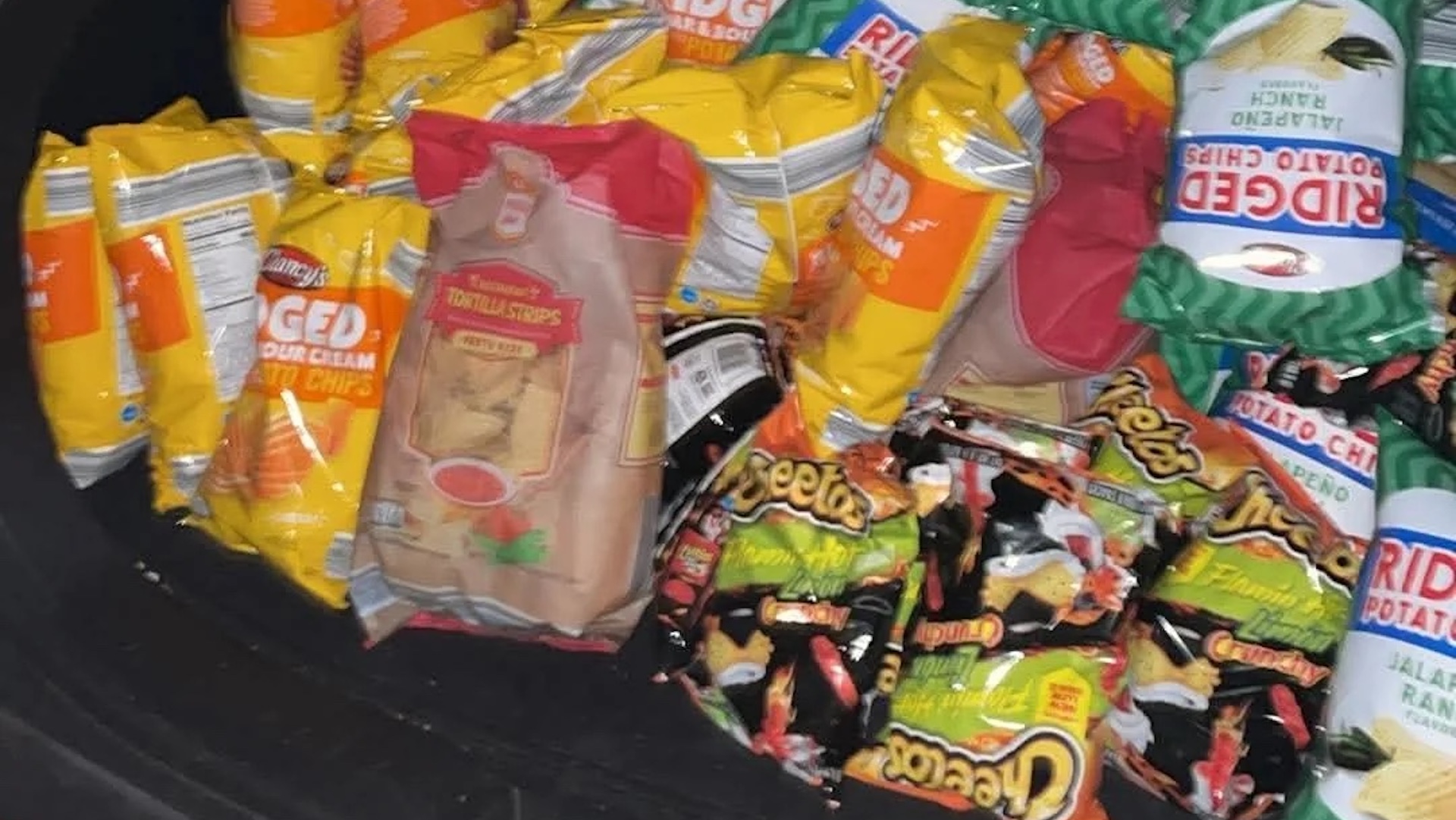 Dumpster diver hauls over 100 bags of unopened chips from popular grocery chain