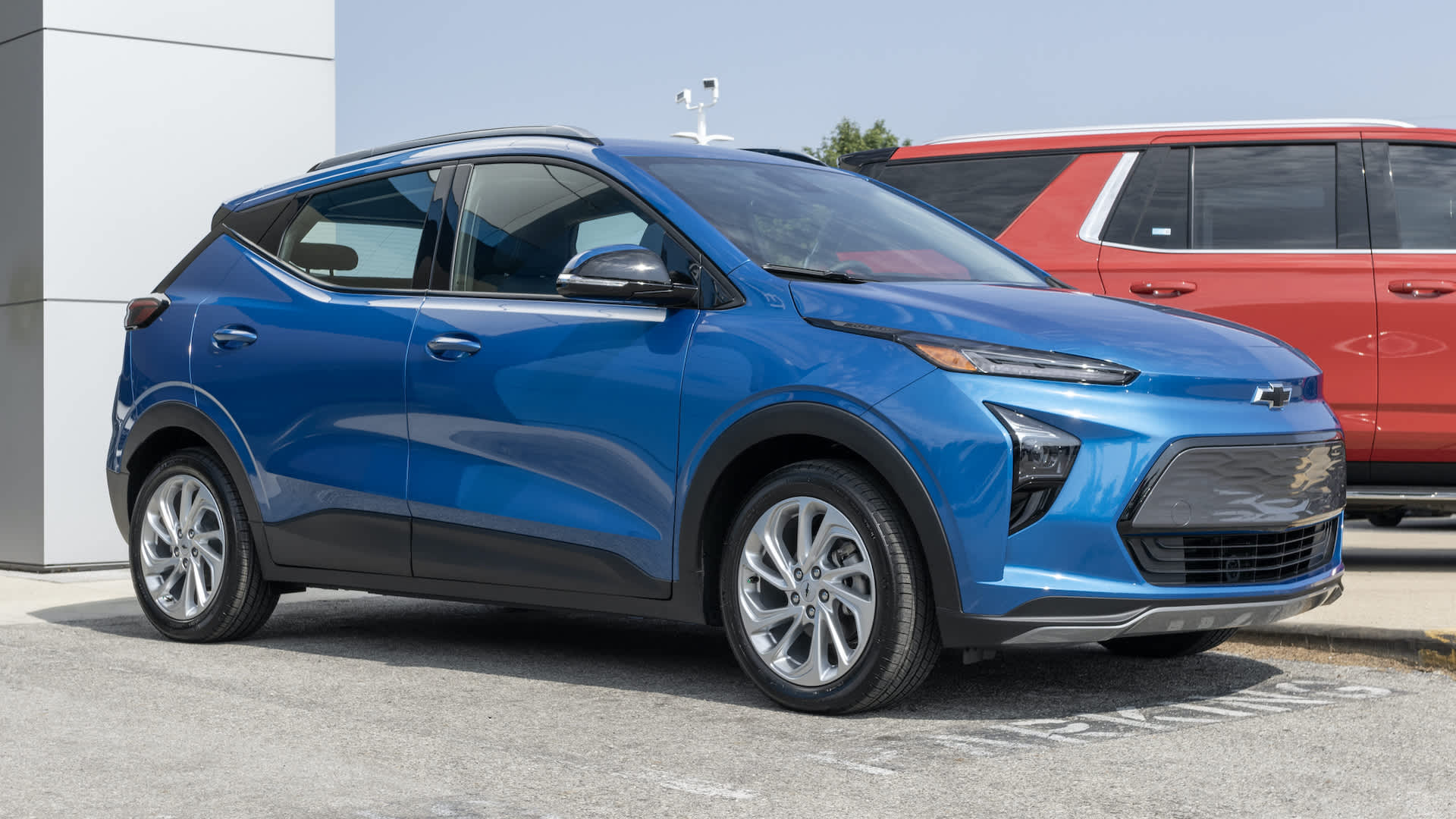 Michigan mail carrier eyes $15,000 Bolt EUV, wonders if it can survive a 100-mile postal route