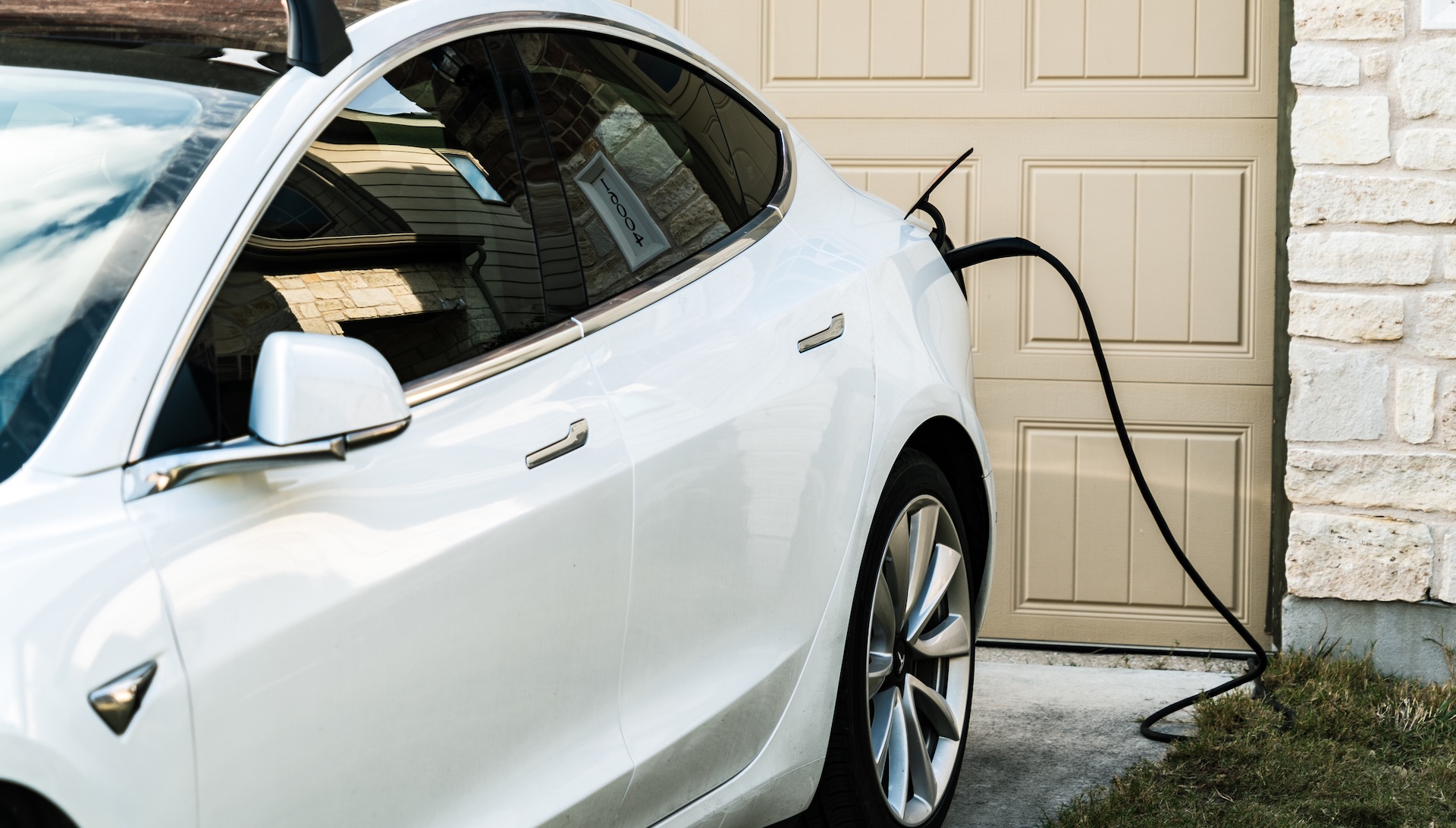 UK researchers say solar-skinned EVs may protect batteries more than boost range
