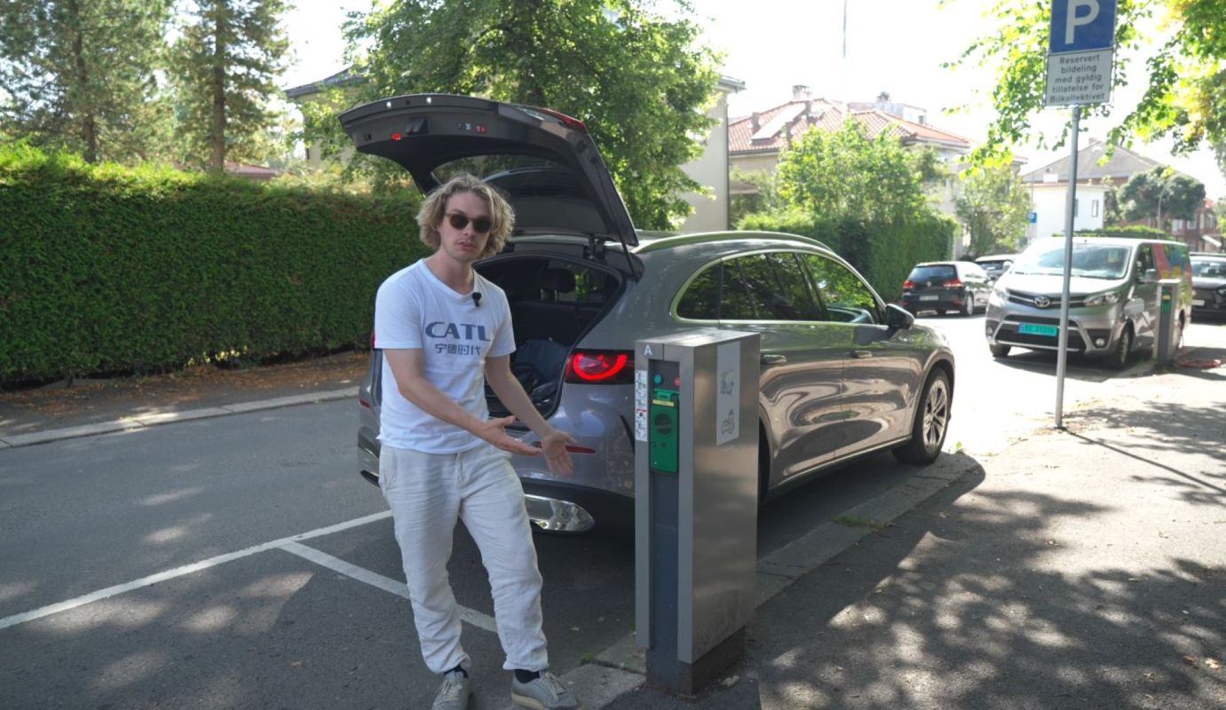 A person explaining EV charging in Norway.