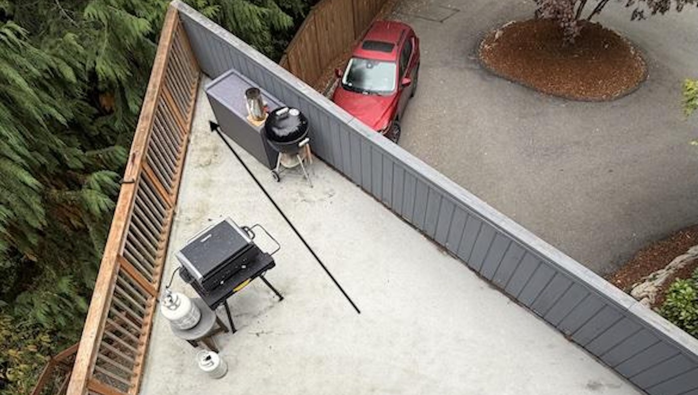 Aerial view of a triangle-shaped deck.