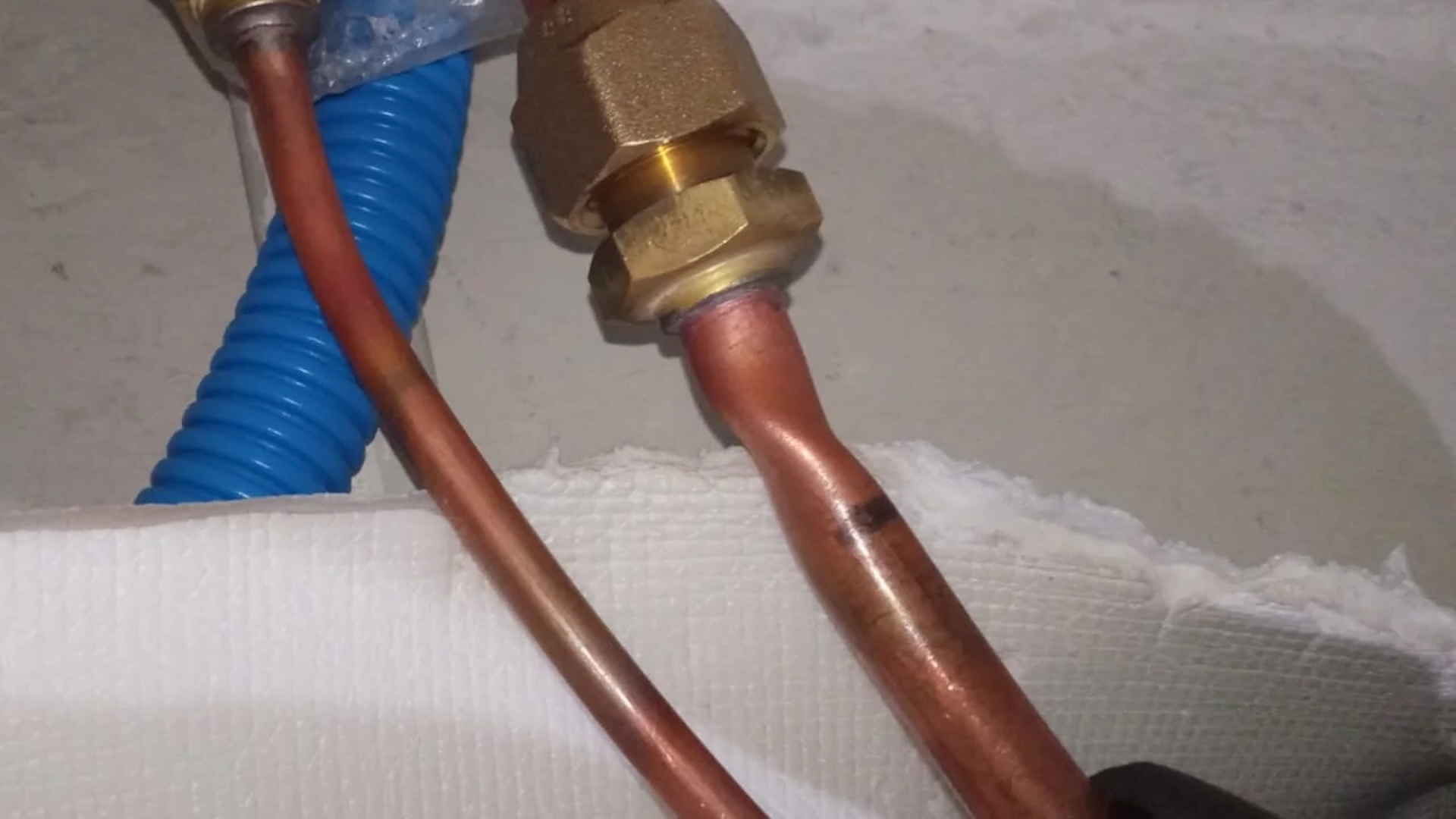 DIY mini-split installer spots a kink after tightening line, and techs split on a redo