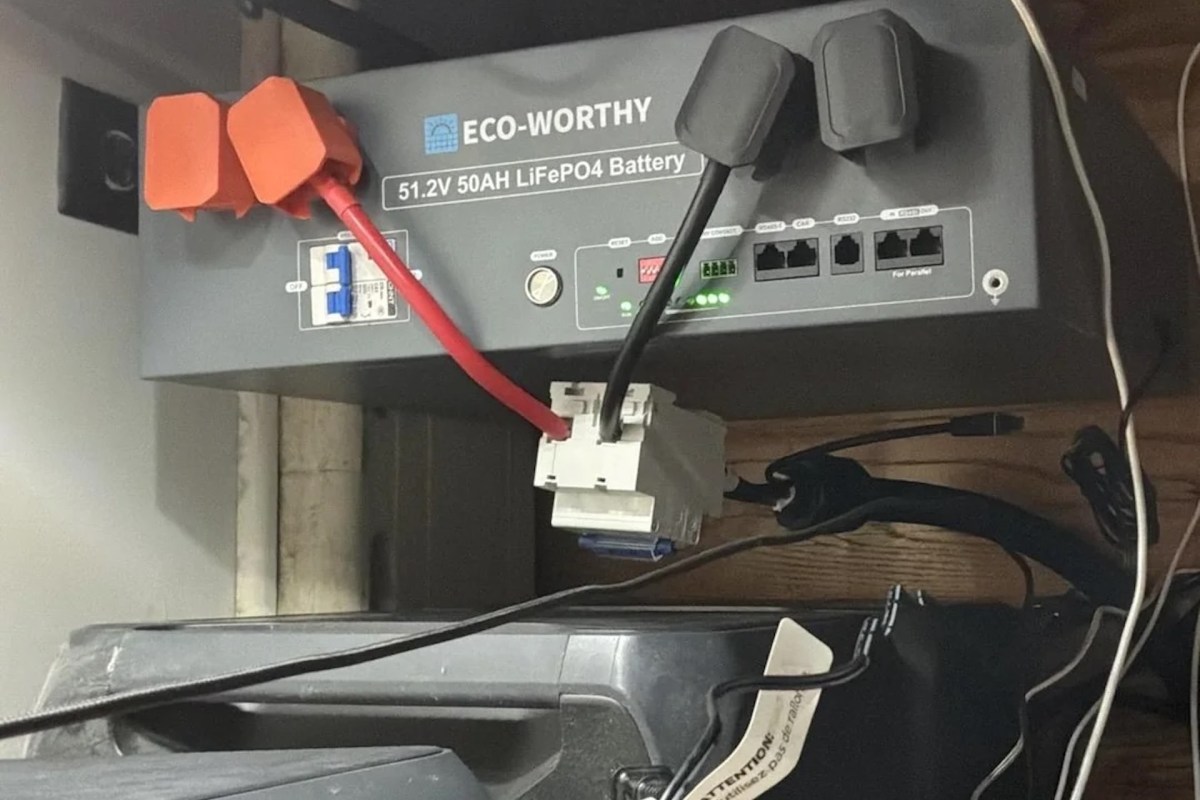 A gray battery labeled "ECO-WORTHY 51.2V 50AH LiFePO4" with various cables connected.