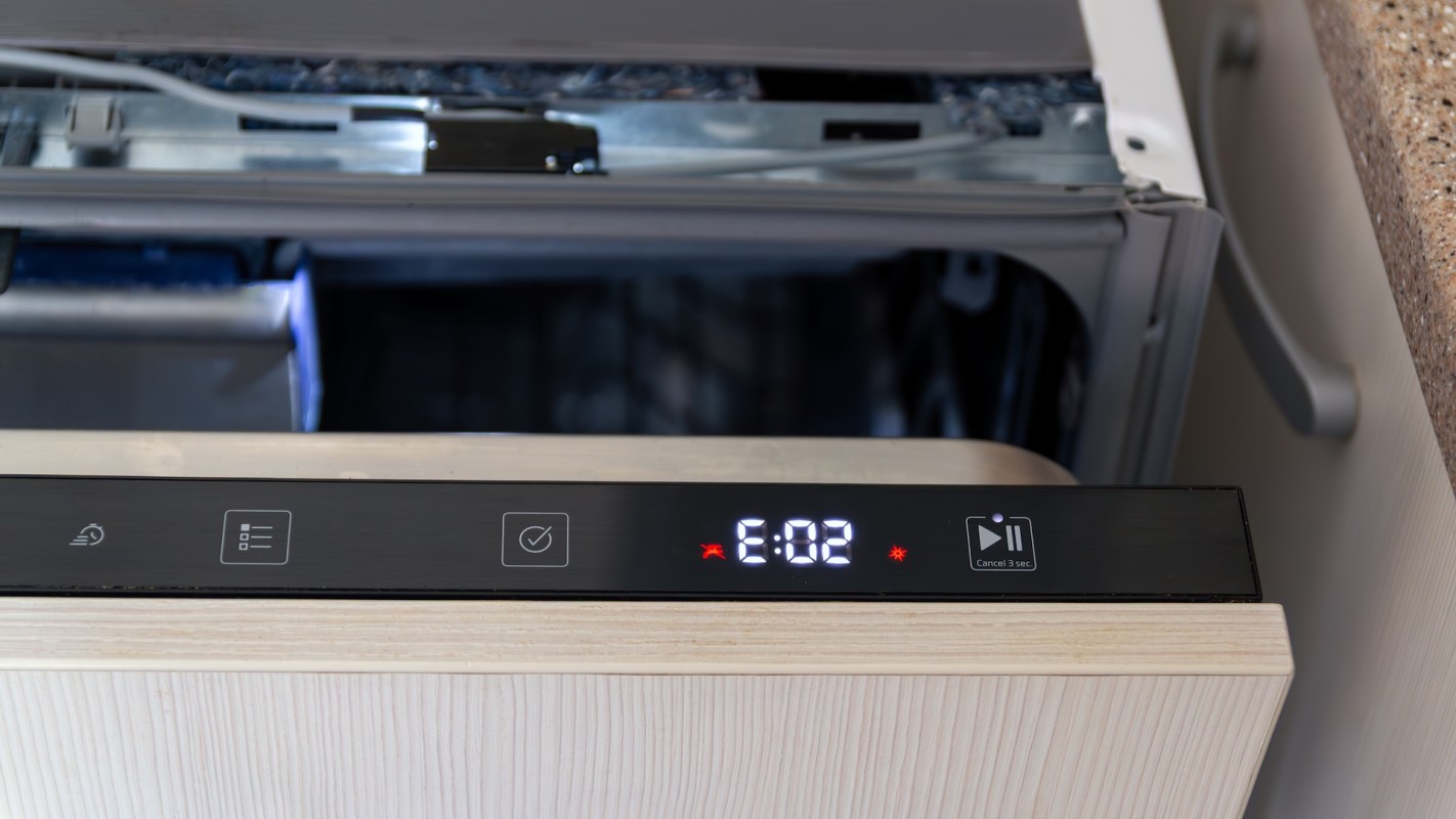 A dishwasher control panel displaying an error code and remaining time.