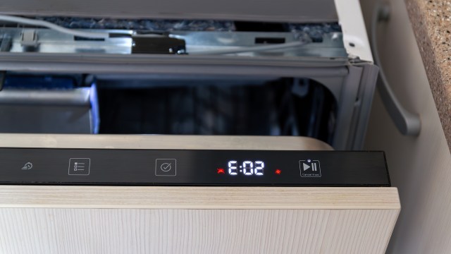 A dishwasher control panel displaying an error code and remaining time.