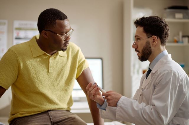A patient and doctor talking about insulin.