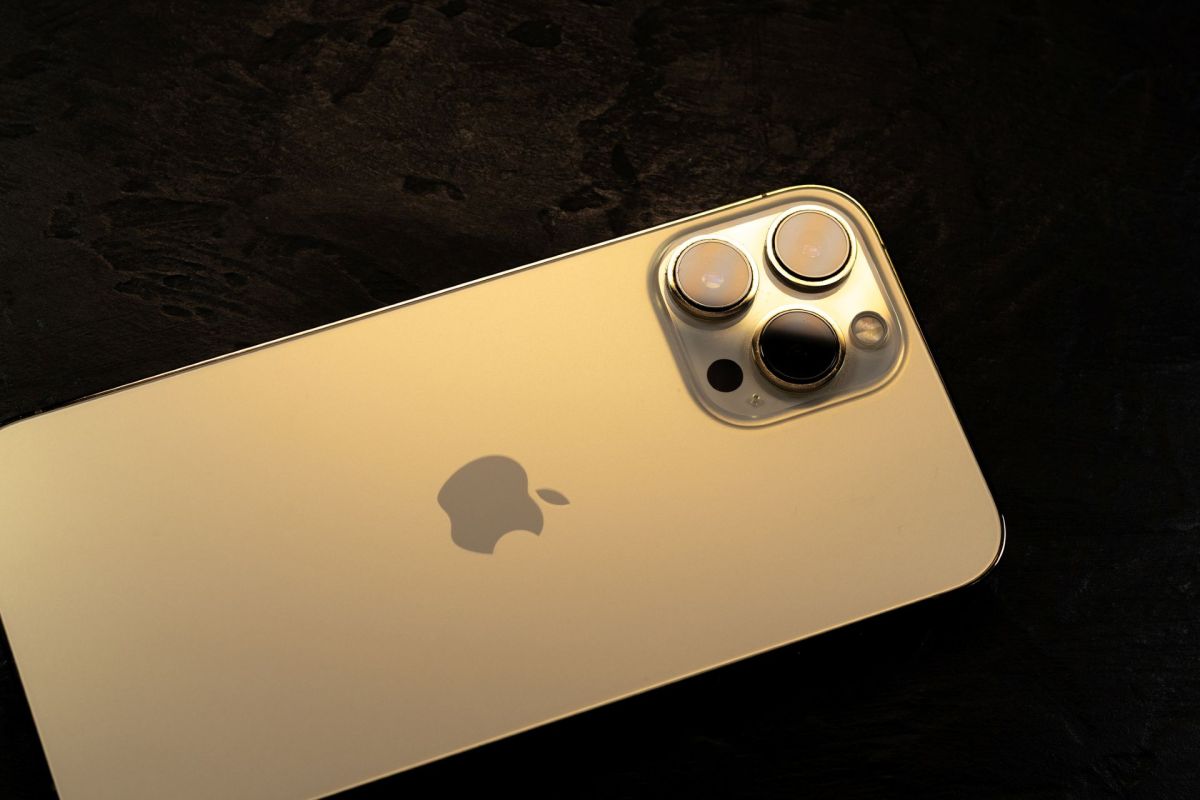 The back of an iPhone 15 with the Apple logo