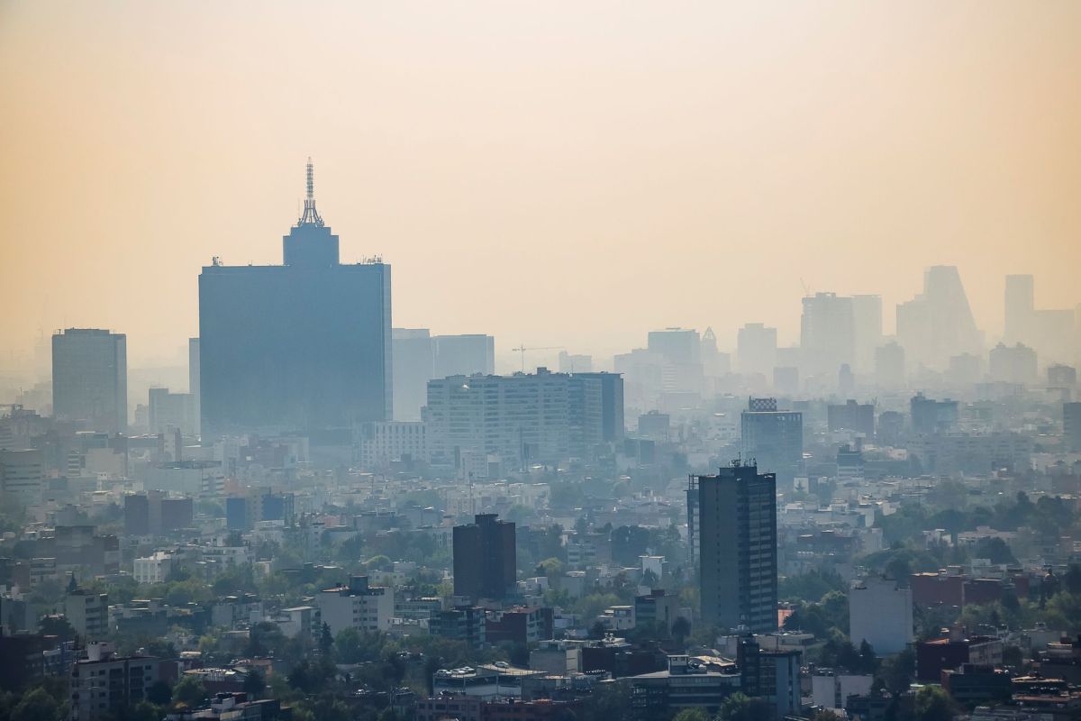 Hazy air quality of the skyline of Mexico City.