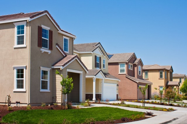 A row of single family houses in a neighborhood