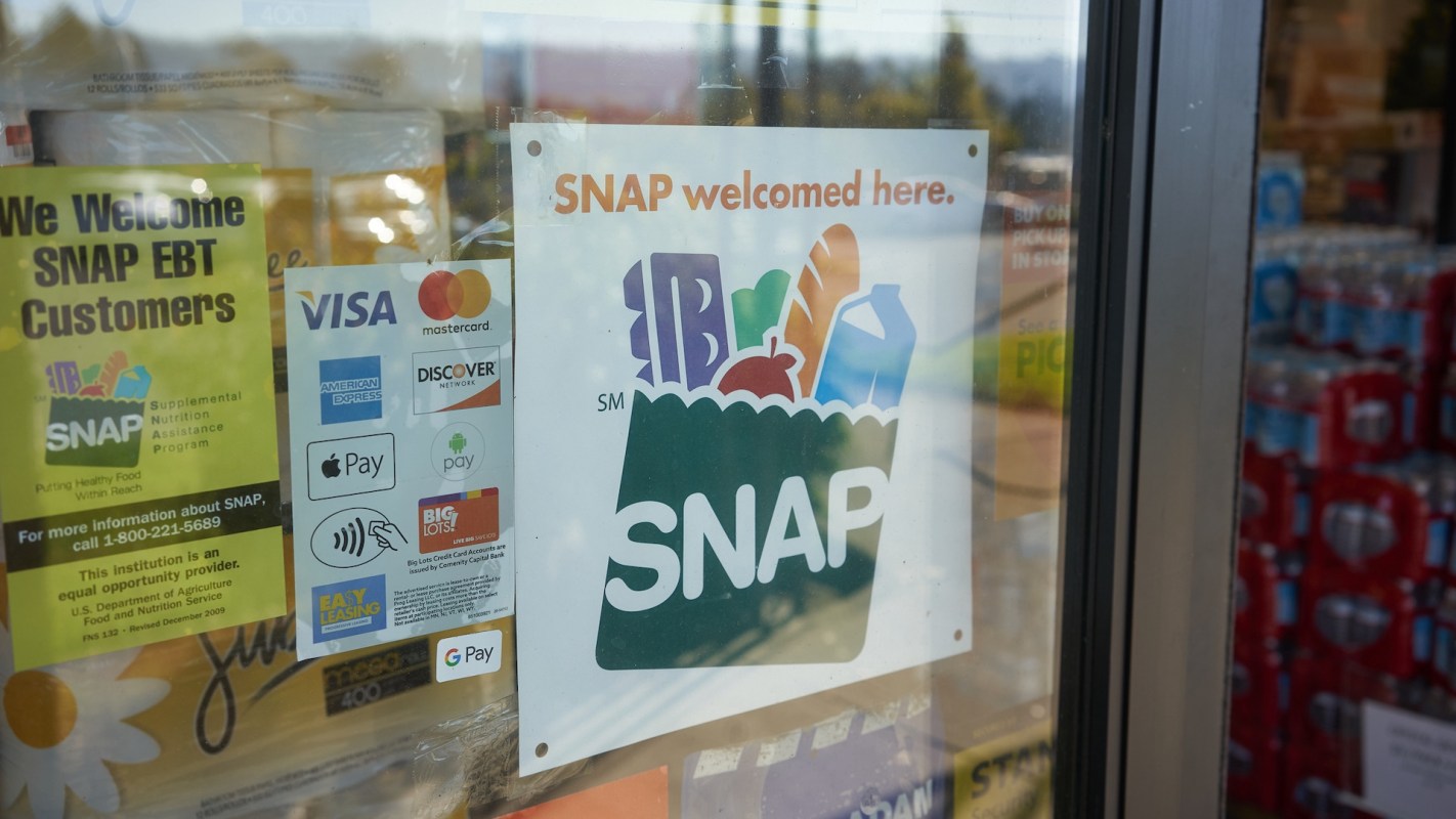 A sign indicating that SNAP EBT customers are welcomed at a store.