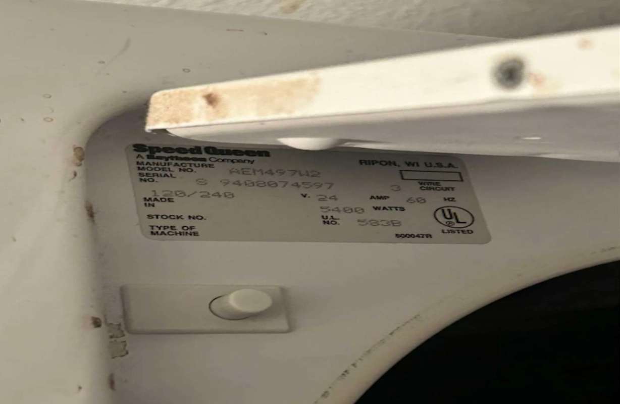 A Speed Queen appliance nameplate with model, serial number, and specifications.