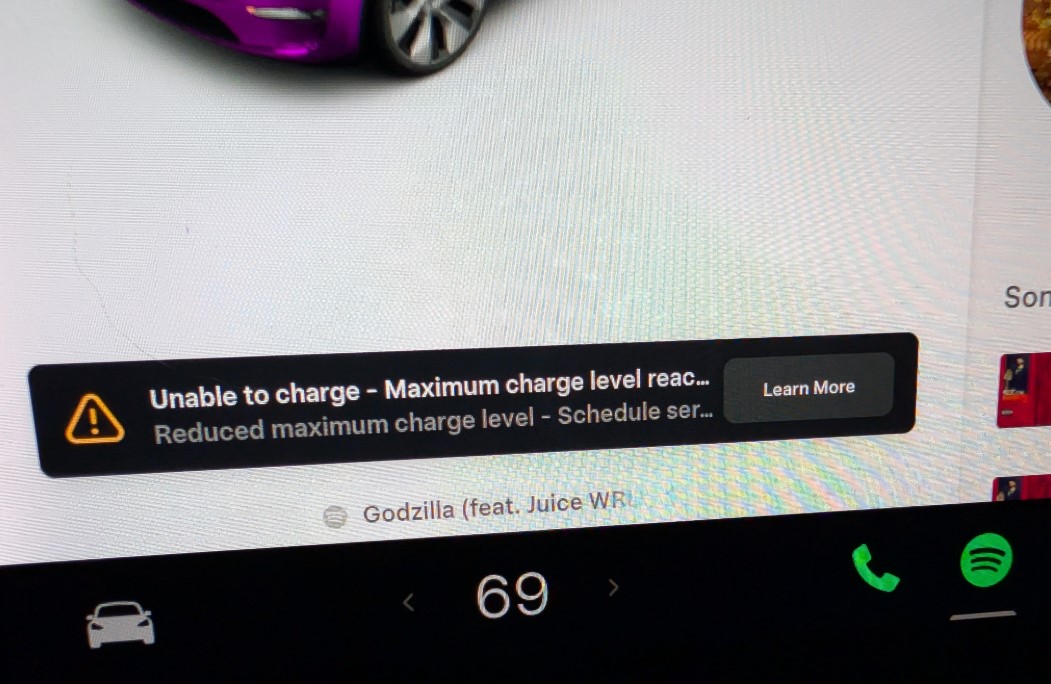 An alert that a Tesla is unable to charge.