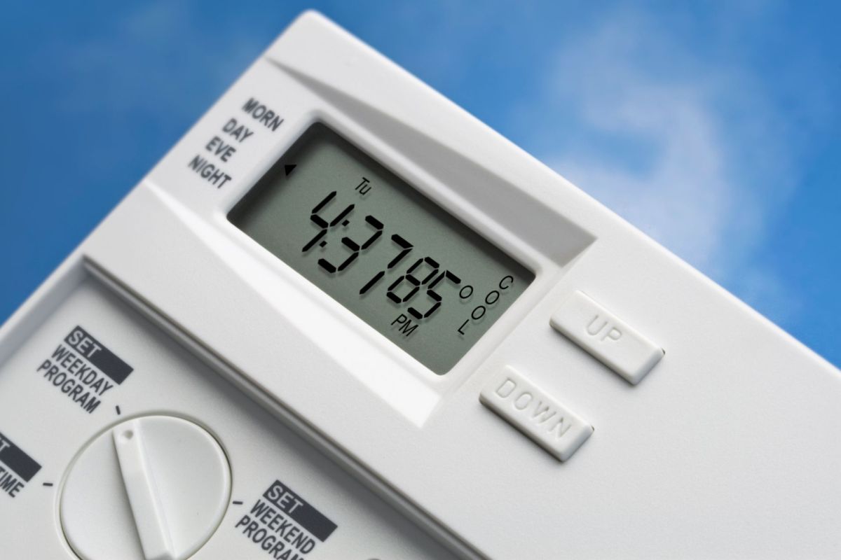 A thermostat shows the temperate as 85 degrees Fahrenheit