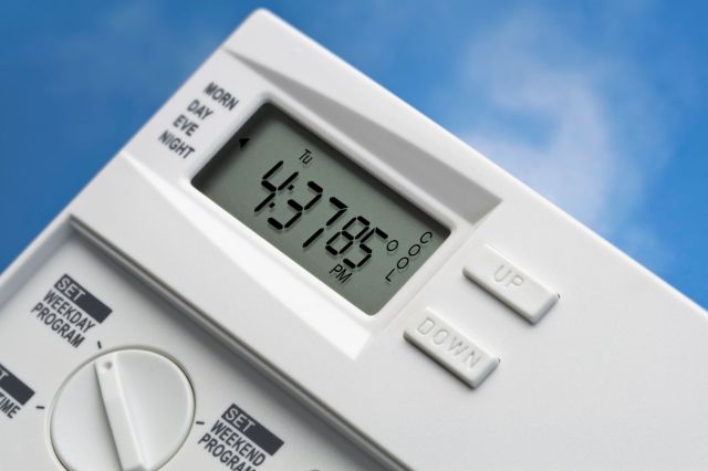 A thermostat shows the temperate as 85 degrees Fahrenheit