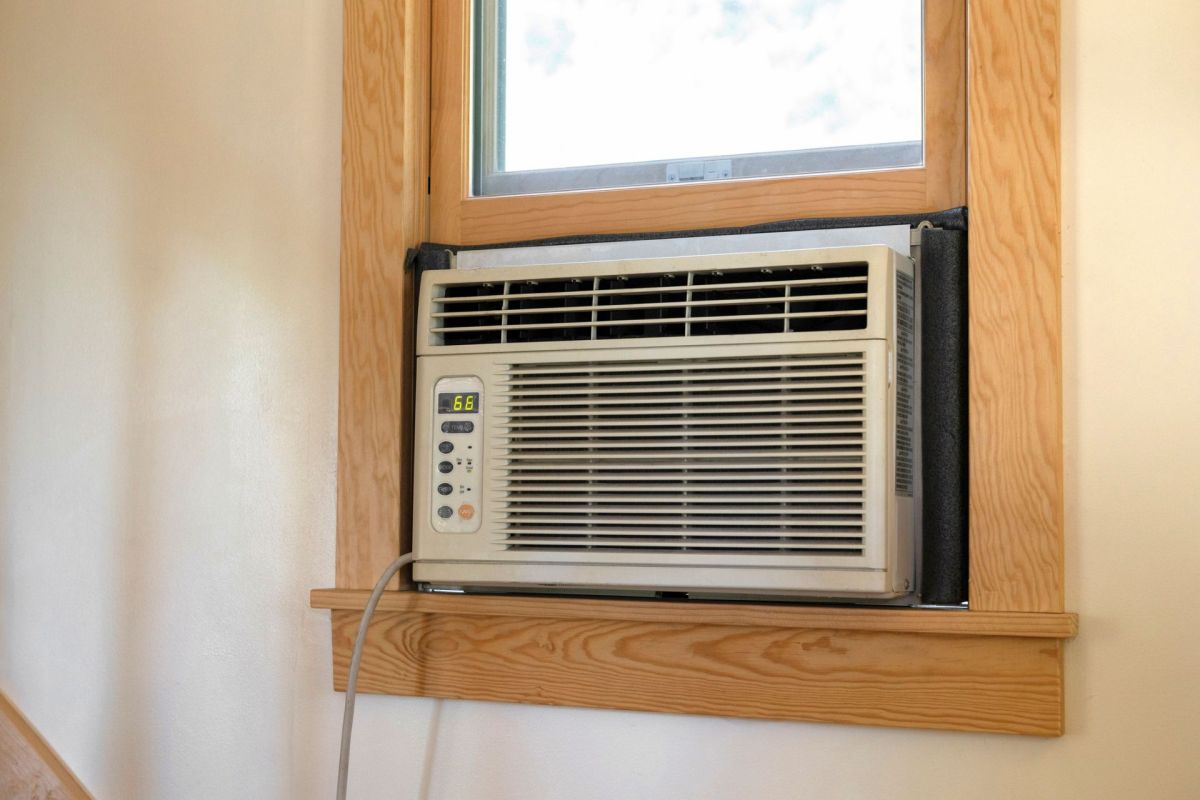 A window AC unit.