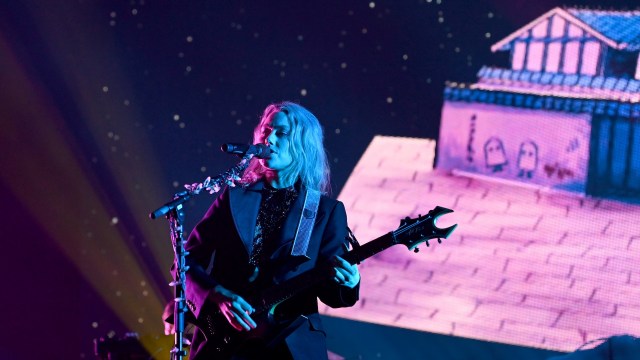 Phoebe Bridgers banned phones at her concerts, and fans started sketching the light show
