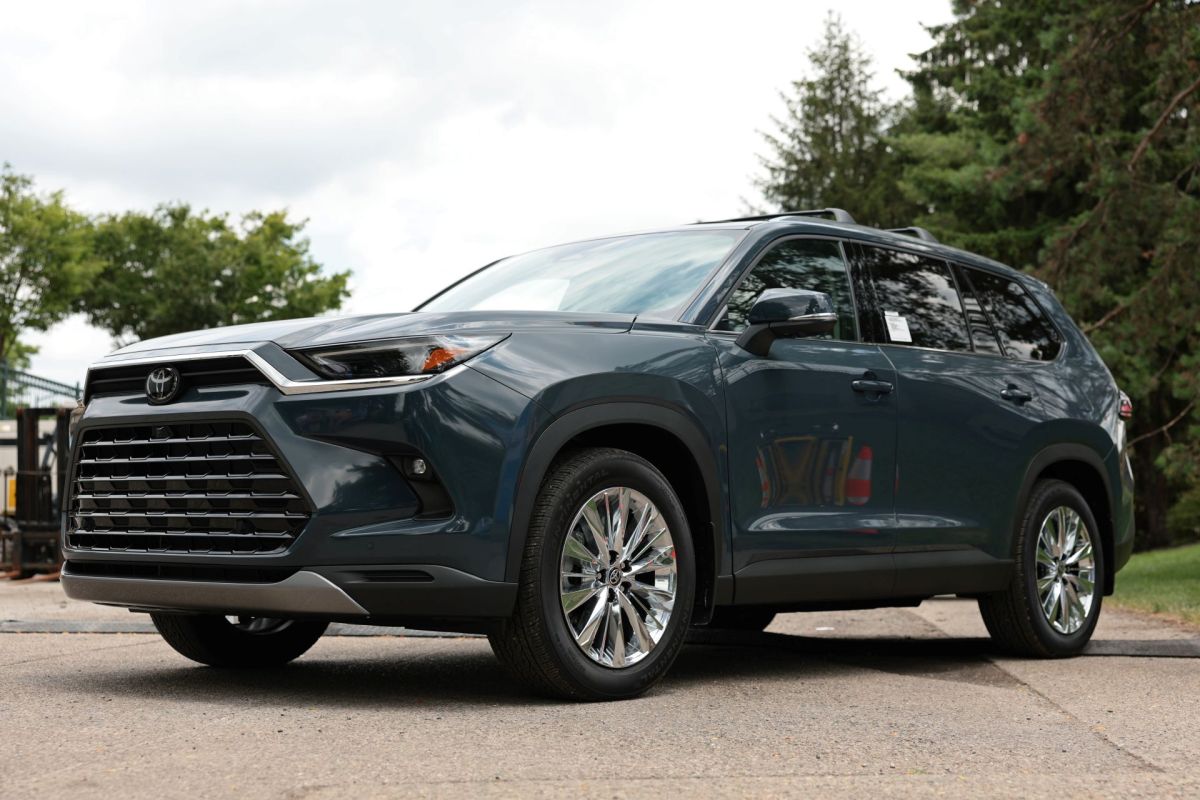 A Toyota Grand Highlander.