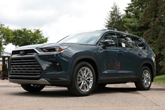 A Toyota Grand Highlander.