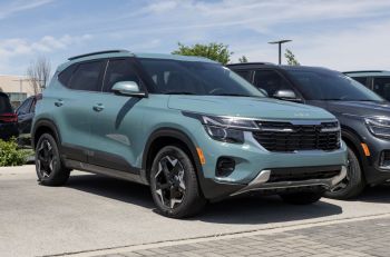 A Kia Seltos sits on a lot at a dealership