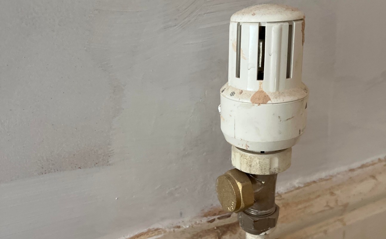 A thermostatic valve attached to a copper pipe.