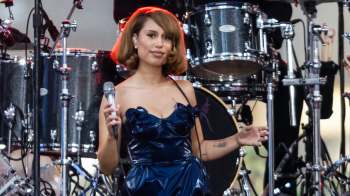 British singer-songwriter Raye.