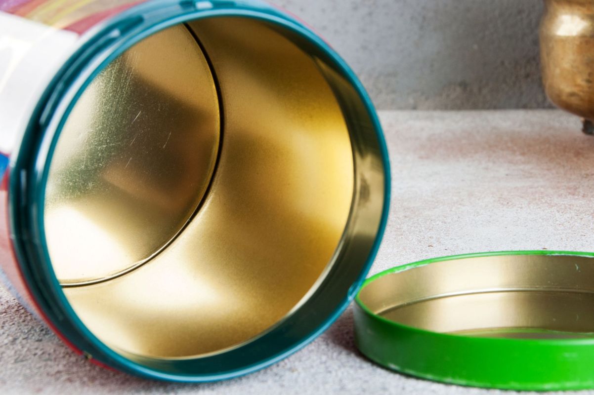 An open cookie tin.