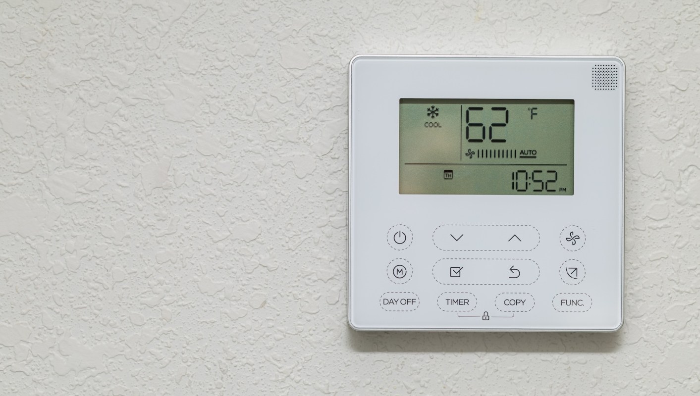 A thermostat set to 62 F.