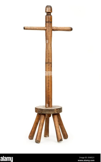 A washing dolly resembling a coat rack.