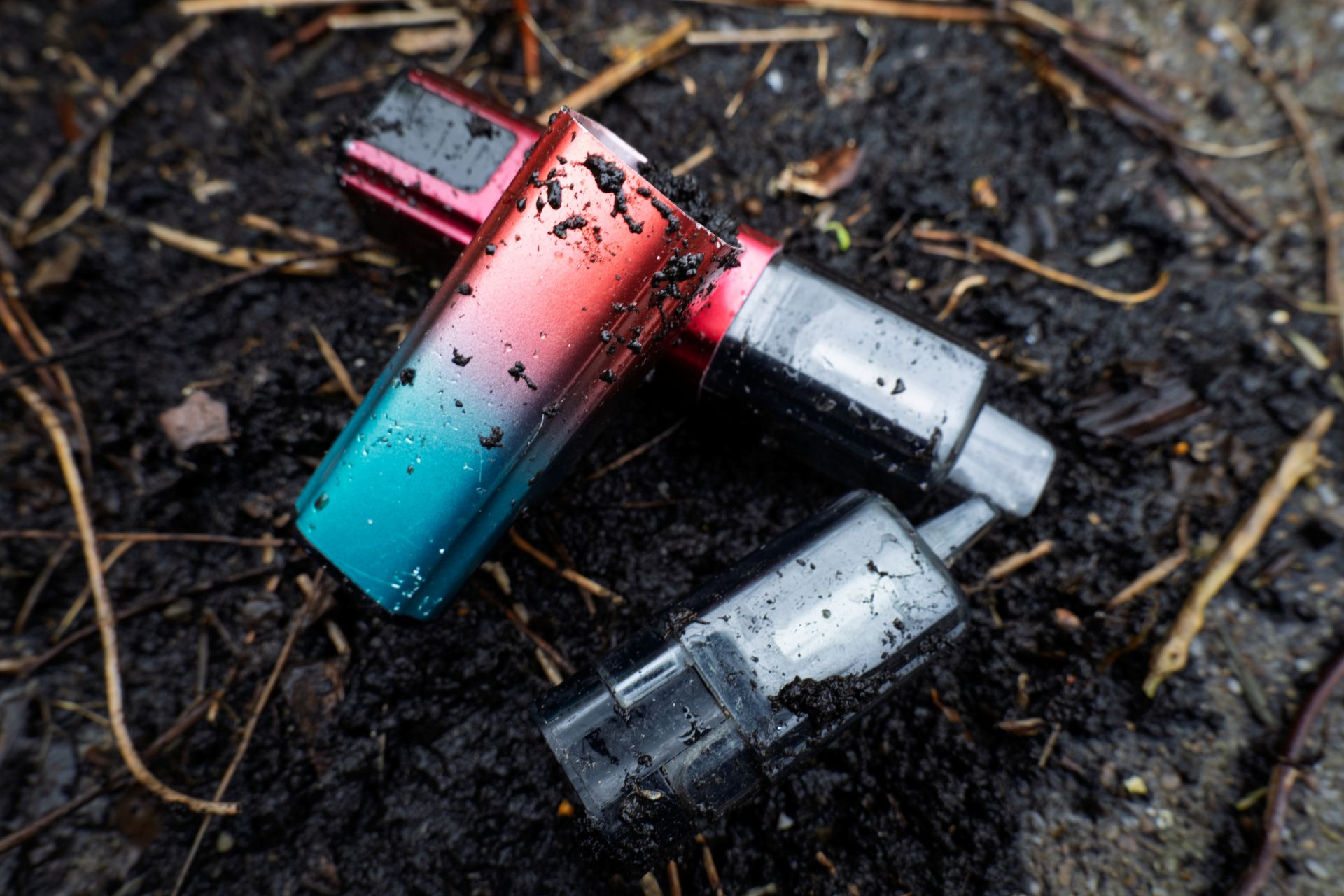 England, discarded vapes and batteries ignite a garbage truck, sending up thick smoke