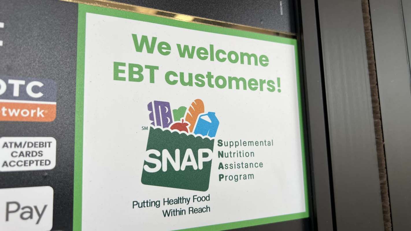 A sign welcoming EBT customers and advertising the SNAP program.