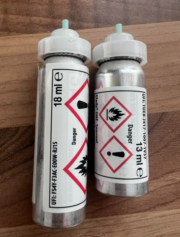 A side-by-side comparison of 18-milliliter and 13-milliliter Glade refills. 