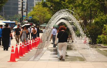 People during a heat wave in South Korea.