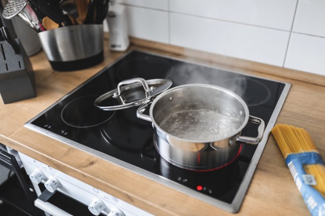 Student asks if induction or gas is cheaper for university meals, commenters pick winner