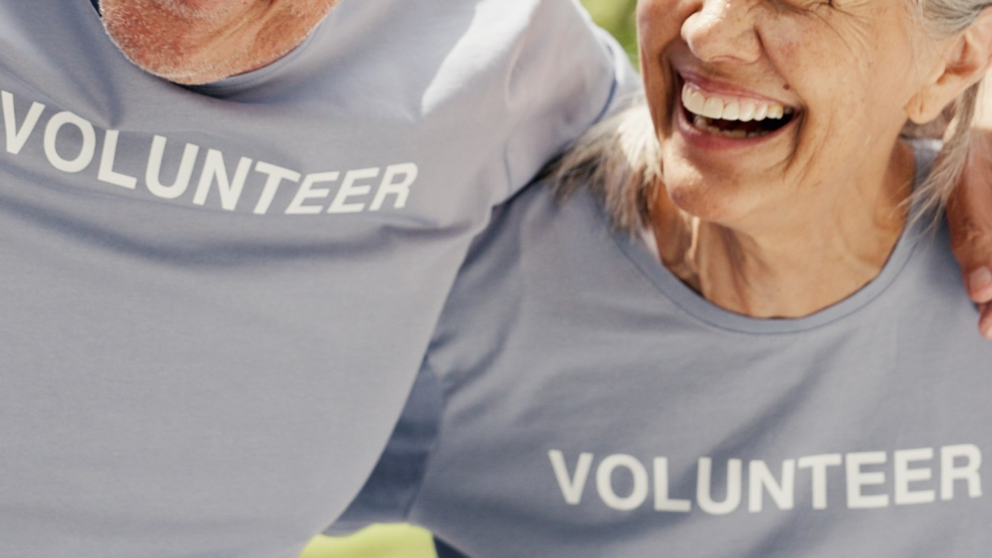 People volunteering.