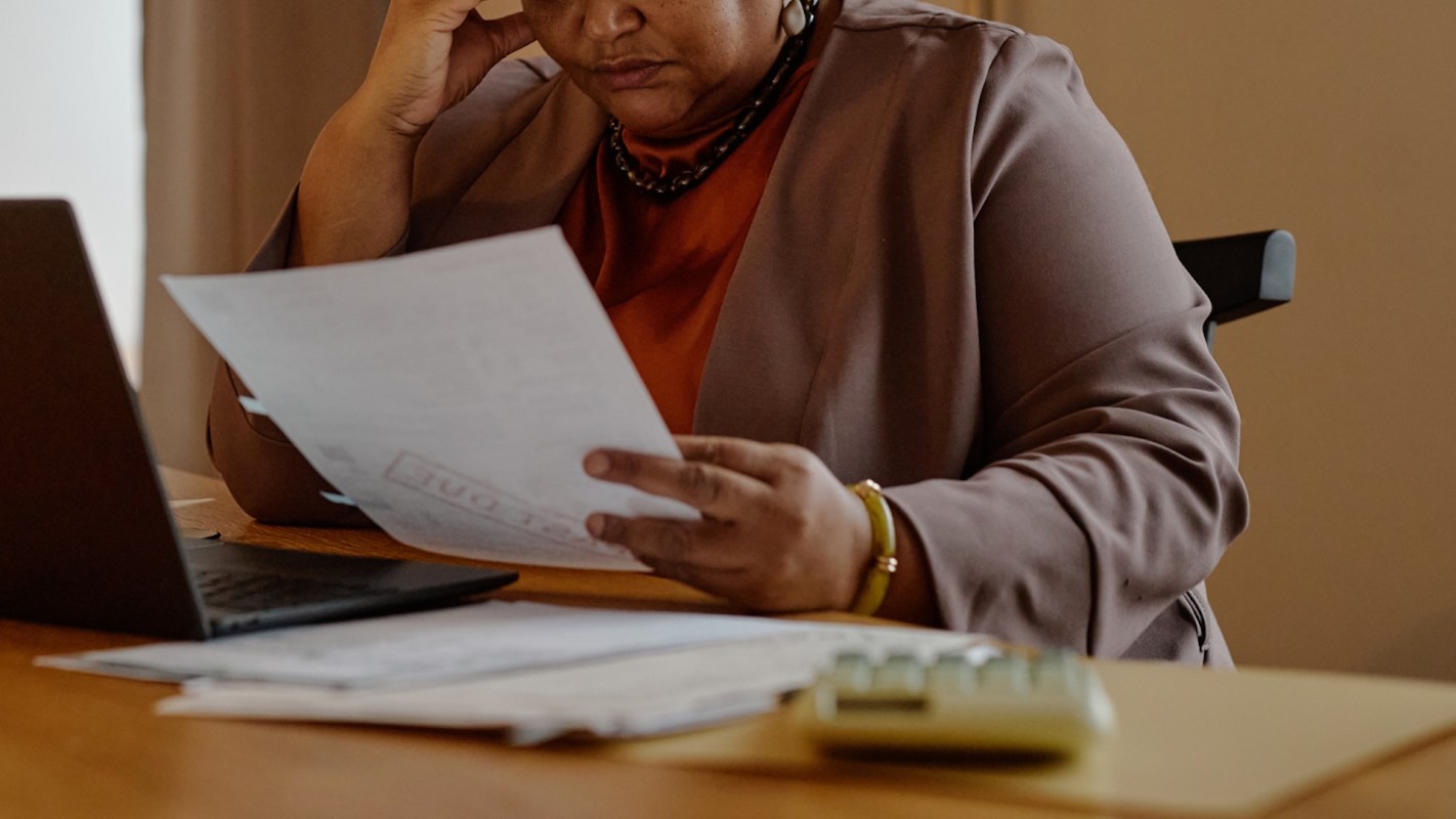 A person reviewing a past due invoice.