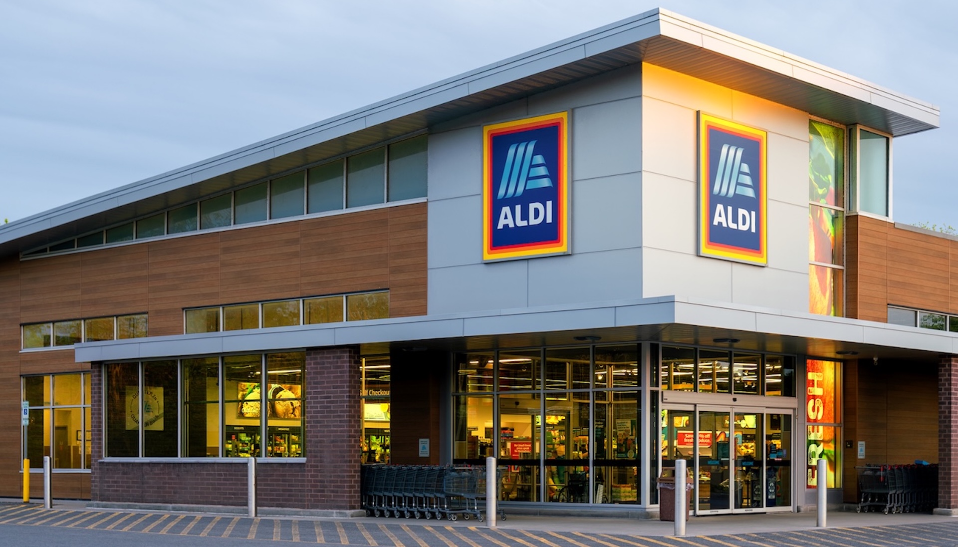 Aldi shopper tries to pay for 2 loose onions, gets told they have to be trashed ...