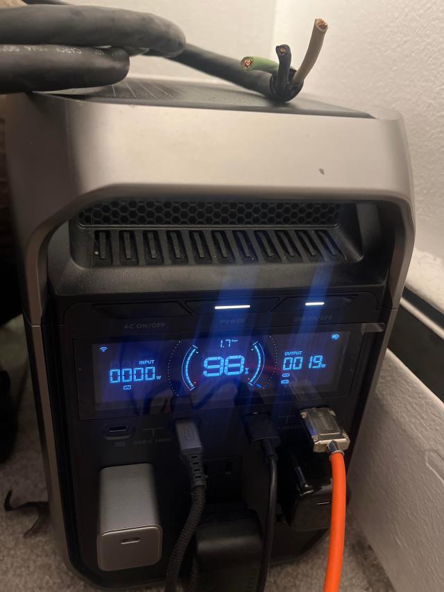 An EcoFlow Delta 3 Plus.