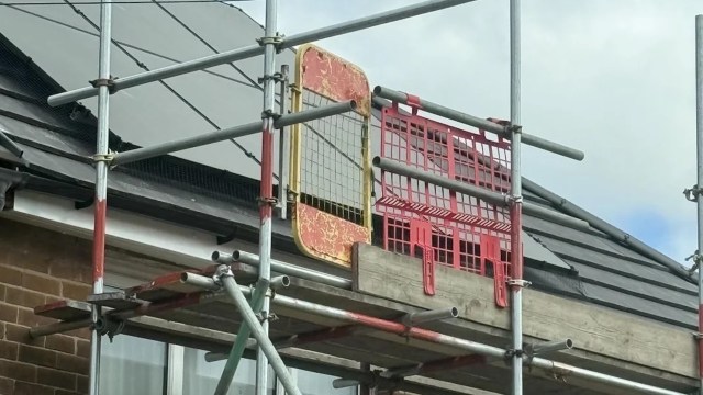 UK homeowner beats scaffolding deadline by 8 hours to get 15 solar panels onto new roof