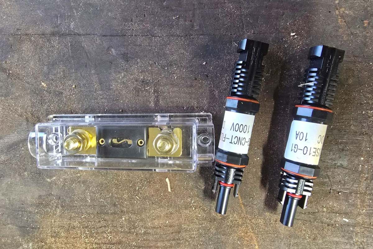 Fuse connectors.
