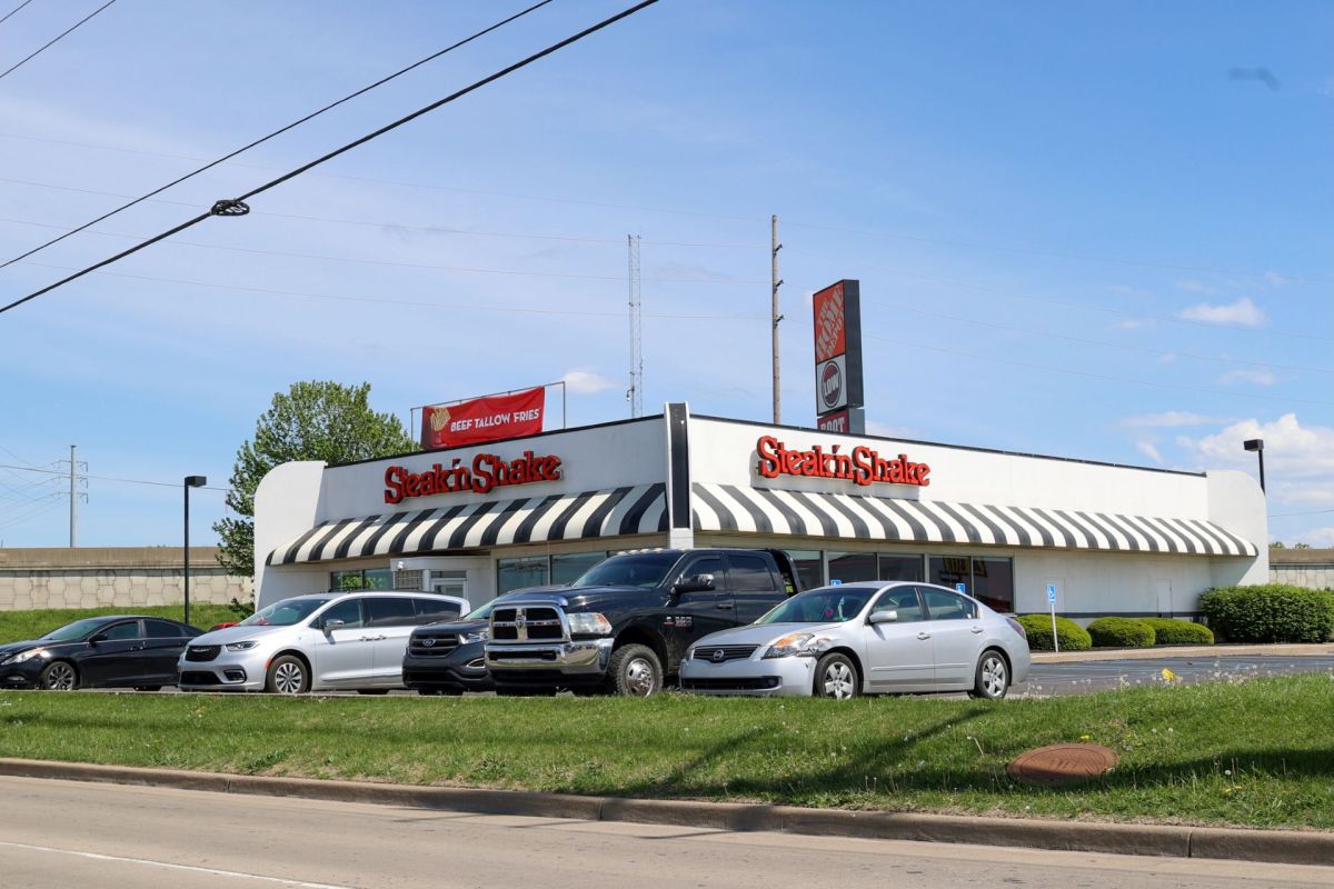 A Steak 'n Shake building.