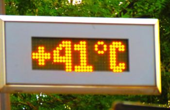 A sign displaying 41 degrees Celsius.